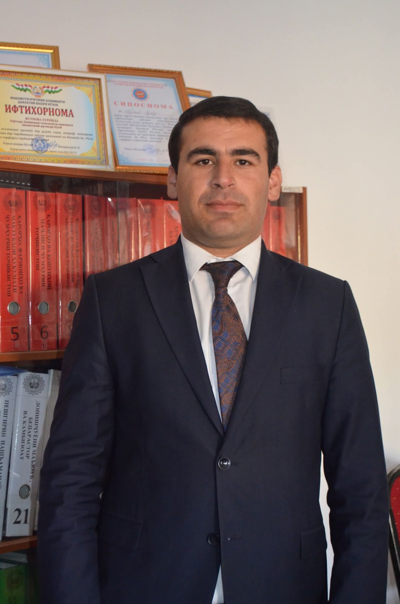 ПАЧАМО РАНГИ САФЕДАТ ИШҚУ ЭҶОДИ МАН АСТ!