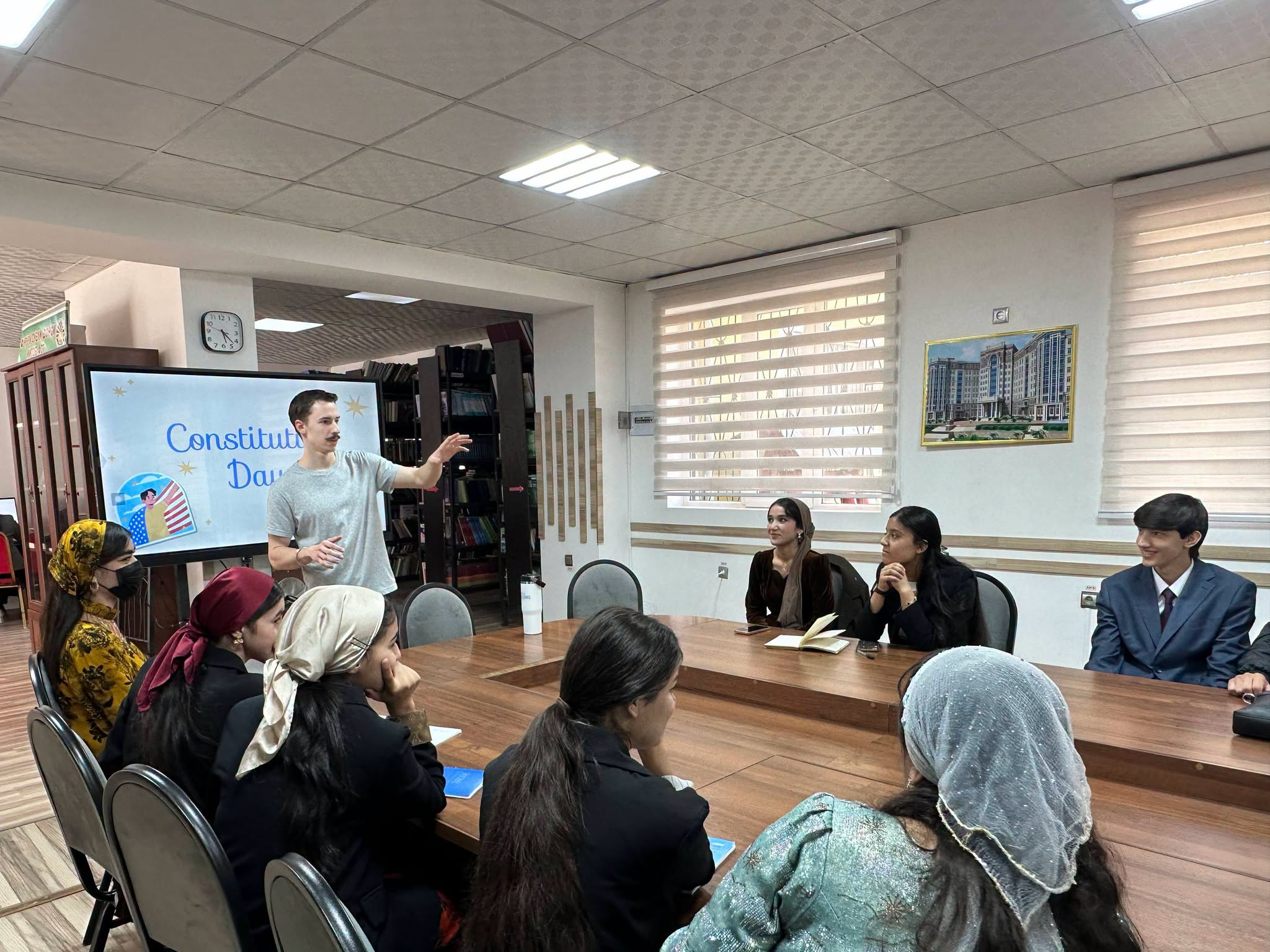 ENGLISH LANGUAGE CLUB SESSIONS CONTINUE AT THE UNIVERSITY WITH THE PARTICIPATION OF AMERICAN ASSISTANT LIAM COUPET